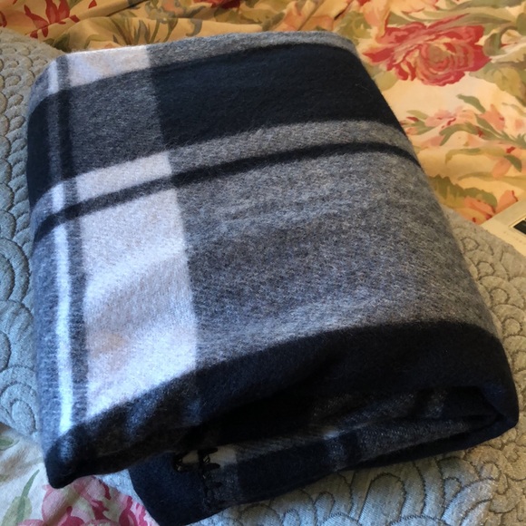 WOOLRICH Size OSFA Poncho Wrap - Blanket wrap PLAID Gray & Black $118 NEW - Picture 12 of 16